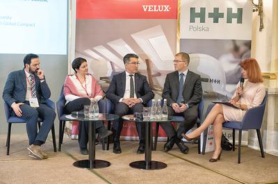 NIERUCHOMOŚCI
I ZDROWIE: O stanie polskiego budownictwa dyskutowali (od lewej) Kamil
Wyszkowski, Representative/ President of the Board Global Compact Network
Poland, Magdalena Ruszkowska-Cieślak, prezes Habitat for Humanity, Jacek
Siwiński, prezes Velux Polska, Tomasz Gałązka, naczelnik wydziału Efektywności
Energetycznej w departamencie Budownictwa Ministerstwa Infrastruktury i Rozwoju
i prowadząca debatę Beata Tomaszkiewicz, dziennikarz Pulsu Biznesu.