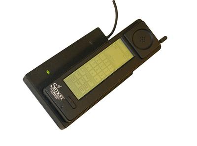 IBM Simon jako pierwszy telefon komórkowy na świecie spełniał też wiele funkcji znanych z dzisiejszych smartfonów. Miał jednak jedną zasadniczą wadę: bateria wytrzymywała w nim jedynie 1 godzinę (FOT. Wikipedia)