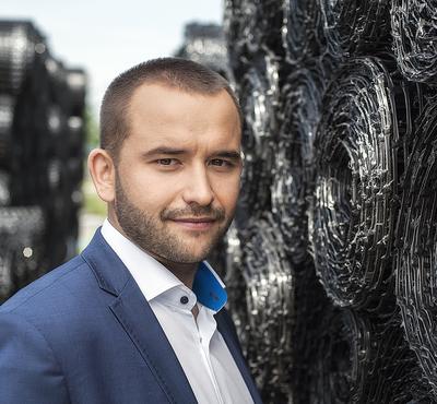 Z TRADYCJI RODZINNEJ: W miejscowości Błaszki, skąd pochodzi rodzina Jerzego Pietruchy, jego dziadek w latach 60. założył garbarnię. Później interes przejął syn i rozwinął firmę, uruchamiając produkcję wyrobów z tworzyw sztucznych. Wnuk objął zarząd w 2006 r. i nadał firmie globalny charakter.
