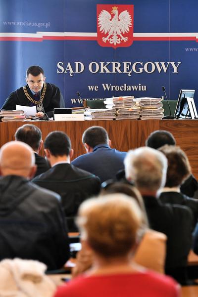 CZAS
TO PIENIĄDZ: Jarosław Mądry, sędzia wrocławskiego Sądu Okręgowego, dał
zarządowi GetBacku niespełna miesiąc na przygotowanie propozycji układu w
wersji z inwestorem odkupującym biznes windykacyjny. Władze spółki wnioskowały
o dwa miesiące.