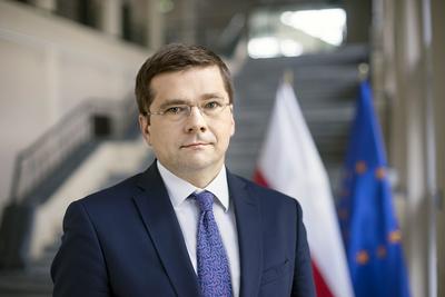 ZASTRZYK KAPITAŁU: Paweł Chorąży, wiceminister inwestycji i rozwoju, mówi, że szansą dla start- -upów z branży IT, które chcą wykorzystywać dane publiczne do tworzenia aplikacji, będą dotacje z działania 2.4 POPC. Konkurs ruszy jesienią.