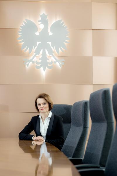 CZAS
POKAŻE: Jadwiga Emilewicz, minister przedsiębiorczości i technologii, forsuje
nowy rodzaj spółki, nawet wbrew ostrzeżeniom o zagrożeniu dla innych
uczestników rynku. Praktyka wykaże, kto miał rację.