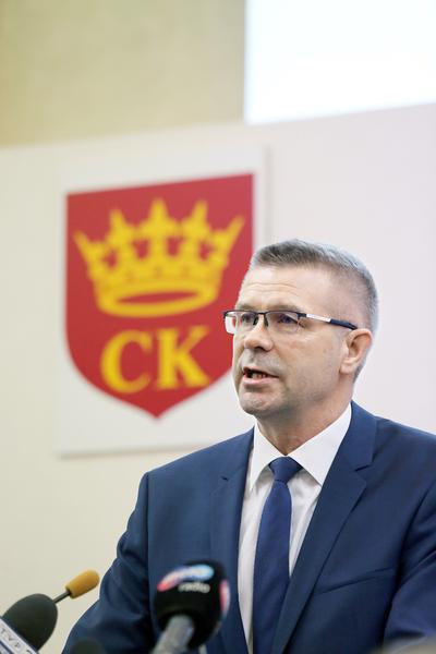 KRÓTKA
PIŁKA: Bogdan Wenta, nowy prezydent Kielc, już w kampanii wyborczej odrzucał
pomysł budowy lotniska pasażerskiego, co planował jego poprzednik. Krótko po
wyborach odbyły się pierwsze rozmowy dotyczące przeznaczenia terenów pod
działalność gospodarczą.