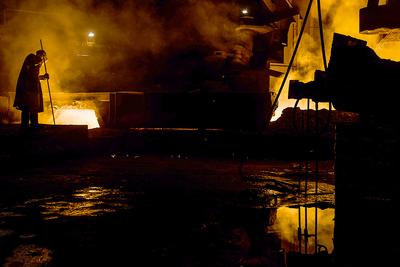 KTO SIĘ CIESZY, A KTO NIE: We wtorek w kontraktach na III kw. cena energii z dostawą w godzinach szczytu sięgnęła 440 zł, a kontrakty bazowe doszły do 320 zł za MWh. Rok temu analogiczne kontrakty kosztowały 223 zł i 176 zł. Energetyka może się cieszyć, ale przemysł zapłacze.