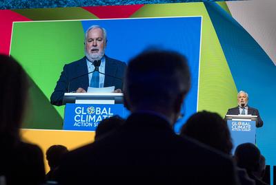TRZEBA
SIĘ ŚPIESZYĆ: Neutralność klimatyczna jest niezbędna, możliwa i leży w
interesie Europy. Z nowymi celami na 2030 r., dotyczącymi odnawialnych źródeł
energii i efektywności energetycznej, powinniśmy zmniejszyć emisje o 45 proc.
Latem tego roku widzieliśmy ogromny wpływ klimatu na pogodę. Dlatego nie możemy
sobie pozwolić na bezczynność — przekonuje Miguel Arias Cañete, unijny komisarz
do spraw polityki klimatycznej i energetycznej.