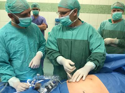 Prof. Marek Roslan i dr Wiesław Kotarski podczas wykonywania zabiegu