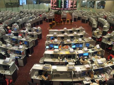 Główny parkiet Hong Kong Stock Exchange. Jak widać, tu także maszyny powoli zastępują ludzi.