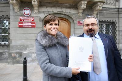 PROKURATOR
ZA BARYKADĄ: Katarzyna Szwarc, obrońca Piotra Osieckiego, natrafiła na
niespodziewane problemy w postaci utrudnionego wstępu do budynku, gdy
przyjechała złożyć poręczenie majątkowe. Ale ostatecznie się udało.
