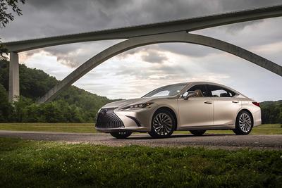 Spokój. Nie ma innej marki, w której samochodach podróżuje się w takiej ciszy, jak w lexusach. Model ES nie jest wyjątkiem