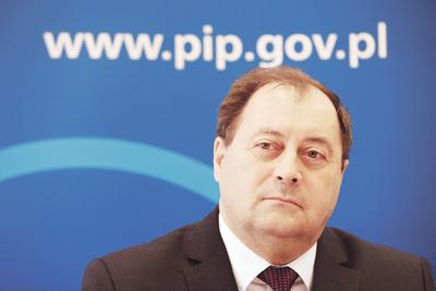 TRZEBA
ZMIAN: Przepisy obowiązującego dziś Kodeksu pracy, które w dużej części są
przestarzałe, nie uwzględniające realiów dzisiejszego rynku pracy i są mało
zrozumiałe, dopuszczają możliwość dowolnej interpretacji. Dlatego wielu
pracodawców ma problem z ich stosowaniem, popełnia błędy, które później muszą
korygować inspektorzy podczas kontroli — mówi Wiesław Łyszczek, główny
inspektor pracy
.