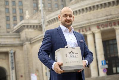 TRENING
I DIETA: Jakub Kukuła, twórca Kukuła Healthy Food, wychował się w Niemczech, i
to tam został trenerem personalnym i specjalistą ds. żywienia. Trenując swoich
podopiecznych pomagał nie tylko przy ćwiczeniach, ale także odpowiednio
dopasowaną dietą.