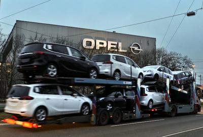 Transport samochodów z fabryki Opla (fot. Bloomberg)