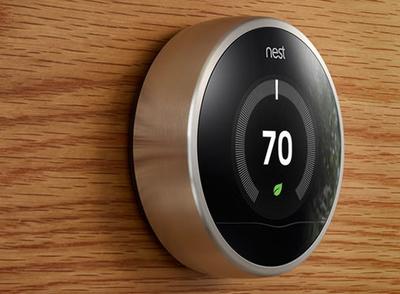 Nowoczesna stylistyka termostatu Nest Labs. Lata praktyki w Apple? (fot. Nest Labs)