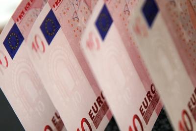 Banknoty euro (fot. Bloomberg)