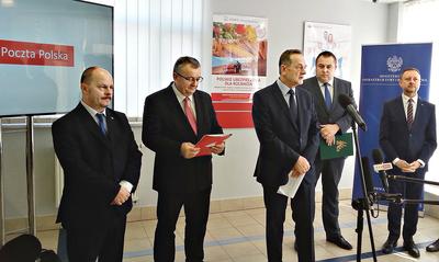 ROLNICZA OFENSYWA: Jesienna oferta ubezpieczeń z rządowymi dopłatami to efekt współpracy Przemysława Sypniewskiego, prezesa Poczty Polskiej, Andrzeja Adamczyka, ministra infrastruktury, Zbigniewa Pucza, prezesa Pocztowego Towarzystwa Ubezpieczeń Wzajemnych, i Adama Sekścińskiego, prezesa KRUS. Wiosną ma powstać kolejna propozycja dla rolników.