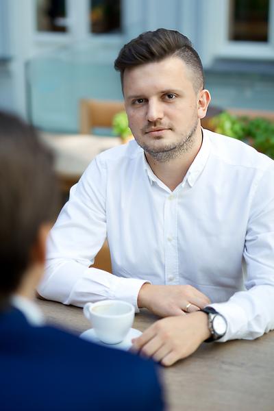 OKREŚL POTENCJALNEGO KLIENTA: Dominik Karbowski, współzałożyciel firmy Selectivv, zaznacza, że reklama personalizowana oparta na goelokalizacji pojawia się zarówno w aplikacjach, jak i na stronach internetowych. Najważniejsze jest jednak to, u kogo zostanie wyświetlony dany przekaz promocyjny.