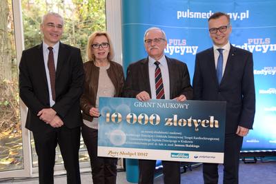 Od lewej: Krzysztof Jakubiak ("Puls Medycyny"), Bożenna Płatos, dyrektor Naukowej Fundacji Polpharmy, prof. Janusz Skalski i prof. Mirosław Wielgoś, rektor Warszawskiego Uniwersytetu Medycznego.