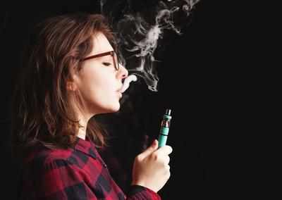 Z danych "Journal of Adolescent Health" wynika, że w 2014 r. po e-papierosy sięgało w Polsce 30 proc. nastolatków w wieku 15-19 lat - aż pięciokrotnie więcej niż w 2011 r.