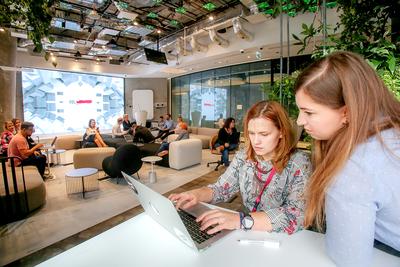 COWORKING: Elastyczne powierzchnie w Warsaw Spire służą jako miejsce współpracy
pracowników Alior Banku ze start-upami w projekcie akceleracyjnym.