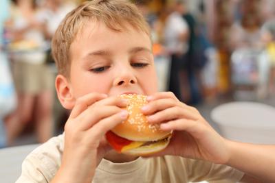 Według danych UNICEF, 46. proc. dzieci w krajach o niskim i średnim dochodzie je fast foody co najmniej raz w tygodniu.