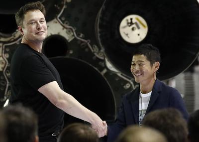 Elon Musk (z lewej), Yusaku Maezawa