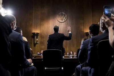Brett Kavanaugh, nominowany na sędziego Sądu Najwyższego USA składa przysięgę przed przesłuchaniem w Senacie w sprawie oskarżeń o napaść seksualną stawianych przez Christine Blasey Ford. Sprawa dotyczy czasów, gdy oboje byli nastolatkami