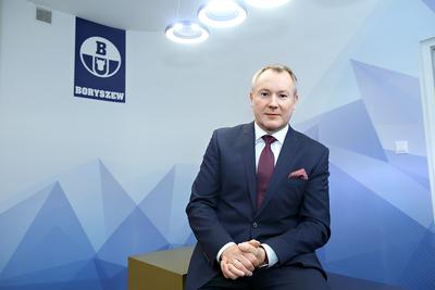 Gorące krzesło Piotr Lisiecki jest
prezesem Boryszewowi zaledwie kilkanaście dni. To już trzeci w tym roku szef grupy.
Wcześniej p.o. prezesa był Piotr Szeliga, który w styczniu zastąpił prezesa Jarosława Michnika.
