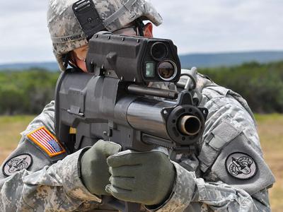Karabin XM25 nazwany przez Marines „The Punisher”, wystrzeliwuje 25 mm pociski, które są zdalnie sterowane i detonowane w momencie, gdy znajdą się blisko celu