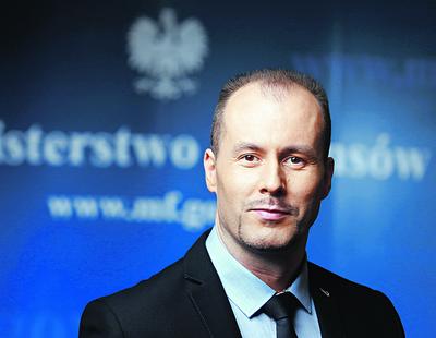 RZĄDZI I RADZI: Konrad Raczkowski od lat był w gronie ekspertów PiS,
które pracowało nad programami wyborczymi partii. Zasiada w Narodowej
Radzie Rozwoju przy prezydencie. W kampanii był wymieniany wśród
polityków obecnej władzy jako jeden z kandydatów do objęcia fotela szefa
finansów.