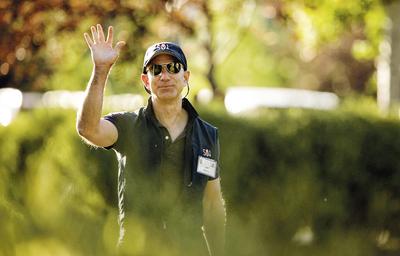 KAPITALNY ROK: 54-letni Jeff Bezos ma wyjątkowo dobry rok. Od stycznia fortuna szefa Amazona urosła już o ponad 50 mld USD — więcej niż jakiegokolwiek innego miliardera na świecie.