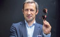 Soczewki okularowe powiększają pieniądze