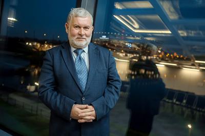 TYLKO
ETYCZNIE: Jednym z zadań promowanych przez CFA Society Poland, którego prezesem
jest profesor Krzysztof Jajuga, jest promowanie wysokich standardów etycznych w
branży. Podczas konferencji wykład na ten temat wygłosił Michael McMillan,
ekspert CFA Institute, a w grudniu w redakcji „Pulsu Biznesu" planujemy
wspólną debatę na ten temat.