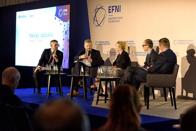 PRZYSPIESZYĆ POSTĘP: Jak zwiększyć innowacyjność krajowej gospodarki? Nad tym problemem zastanawiali się uczestnicy debaty na Europejskim Forum Nowych Idei: (od lewej): Łukasz Grass, redaktor naczelny Business Insider (moderator), Maciej Witucki, przewodniczący rady nadzorczej Orange, Aleksandra Przegalińska- -Skierkowska z Katedry Zarządzania Międzynarodowego Akademii Leona Koźmińskiego, Krystian Jażdżewski, profesor nauk medycznych, kierownik Laboratorium Genetyki Nowotworów Człowieka na Warszawskim Uniwersytecie Medycznym, i Jacek Czerniak, dyrektor departamentu klientów globalnych w Citi Handlowym.