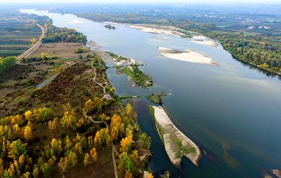 WIDOKI: Dzięki Fundacji WWF Polska można odbyć wirtualny rejs Wisłą na mapach Google'a. Na zdjęciach: piaszczyste łachy na odcinku środkowej Wisły oraz okolice twierdzy Modlin przy ujściu Narwi do Wisły.