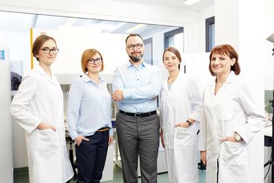 Duch zespołu. Bioavlee opiera swą siłę na mocnym zespole, łączącym biznes i naukę — twierdzą Michał Wronecki, prezes spółki i dr n. wet. Ewa Thomas (druga z lewej), kierownik projektu w Bioavlee.