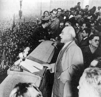 Gomułka przemawia na pl. Defilad w Warszawie 24 października 1956 r.
