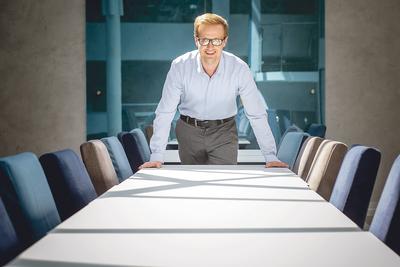 W OBIE
STRONY: Dobrze, jeśli menedżer rozwija swoje mocne strony. Stanie się jednak
liderem dopiero wtedy, gdy skonfrontuje się też ze swoimi słabościami,
rozpocznie pracę nad sobą — mówi Paweł Korzyński, ekspert od przywództwa z
Akademii Leona Koźmińskiego.