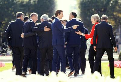 Gospodarzem szczytu w Salzburgu był kanclerz Sebastian Kurz – na zdjęciu gestykuluje z premier Theresą May.
