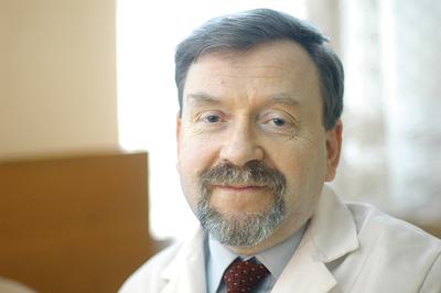 Prof. dr hab. n. med. Piotr Głuszko, specjalista chorób wewnętrznych, reumatolog, członek Rady Naukowej Narodowego Instytutu Geriatrii, Reumatologii i Rehabilitacji w Warszawie