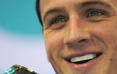 Ryan Lochte ma kilka różnych błyskotek na zęby (fot. YouTube)