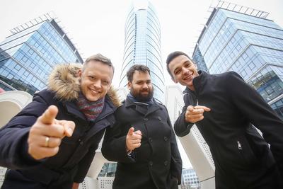 REALIZOWAĆ
SIEBIE: Tomasz Zwierzchoń, Bernard van der Esch i Łukasz Bajsarowicz —
szkoleniowcy i programiści — w kwestii samozatrudnienia są jednomyślni. Mimo że
oznacza ona konieczność skupienia na sprawach formalnych, takich jak np.,
przekonują, że własna firma stwarza dużo większe możliwości rozwoju.