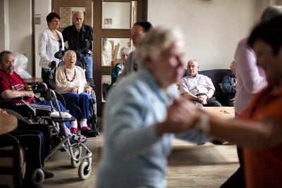 LEPSZA
JESIEŃ ŻYCIA Proces
starzenia się społeczeństwa jest nieodwracalny, natomiast mieszkań i budynków
dostosowanych do potrzeb seniorów brakuje. Eksperci uważają, że do rozwiązania
tego problemu potrzeba nie tylko woli prywatnych inwestorów, ale też
zaangażowania podmiotów odpowiedzialnych za politykę społeczną.