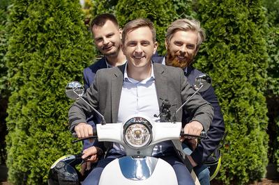 NA
NOWYM RYNKU: Chcemy współtworzyć ekologiczny i zrównoważony transport w
Szwecji. Skutery elektryczne wynajmowane na minuty wpisują się w tę ideę, tak
jak hulajnogi elektryczne, którymi planujemy uzupełnić sztokholmską flotę —
mówi Marcin Maliszewski, prezes blinkee.city (po prawej), na zdjęciu ze
współzałożycielami firmy — Pawłem Maliszewskim (w środku) i Kamilem Klepackim.