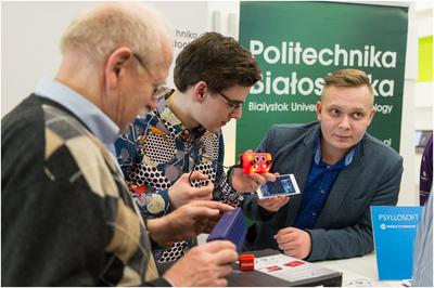 Zespół Psyllosoft ze swoim mentorem. Od lewej: Jerzy
Sienkiewicz (mentor), Petros Psyllos, Krzysztof Bujnarowski.