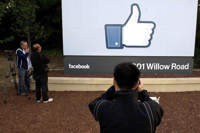 Tablica przed wejściem do głównej siedziby Facebooka (fot. Bloomberg)