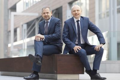 ŁĄCZENIE SIŁ: W branży doradztwa podatkowego dominuje „wielka czwórka”, a jej najwięksi lokalni konkurenci są w najlepszym razie kilkukrotnie mniejsi. Konsolidacja jednak przyspiesza: kierowane przez Przemka Oleksego (z prawej) ASB przejęło stworzony przez Matthew O’Shaughnessy’ego Taxplan i liczy na dynamiczny wzrost przychodów.