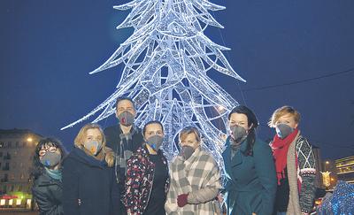 Pod choinką zespół redakcyjny "Pulsu Medycyny" na przedświątecznym spacerze. 14 grudnia, ul. Targowa, Warszawa. Pyły PM2,5 - 120 ug/m3 (powyżej 400 proc. poziomu dopuszczalnego), pyły PM10 - 160 ug/m3 (powyżej 300 proc. poziomu dopuszczalnego).