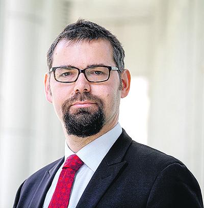 MNIEJ, CZYLI WIĘCEJ: