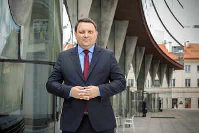 KLAROWNA
PROGNOZA: W dłuższej perspektywie miedzi będzie coraz mniej na rynku, a popyt
będzie rósł. Trzeba się koncentrować na efektywnym wydobyciu z dobrych złóż —
mówi Marcin Chludziński, prezes KGHM Polska Miedź.
