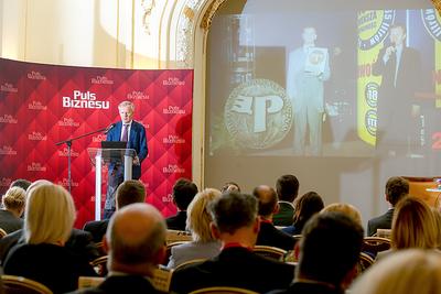 NIE TYLKO PIENIĄDZE: Innowator zna się na konkretnych rozwiązaniach technologicznych i tak powinno pozostać. Nie musi być urodzonym przedsiębiorcą, bo tutaj pomóc powinni inwestorzy. Poza często ogromnymi nakładami finansowymi start-upowcy potrzebują również wsparcia w zakresie m.in. produkcji, sprzedaży, marketingu, logistyki, eksportu i przejęć — podkreślał Krzysztof Domarecki.
